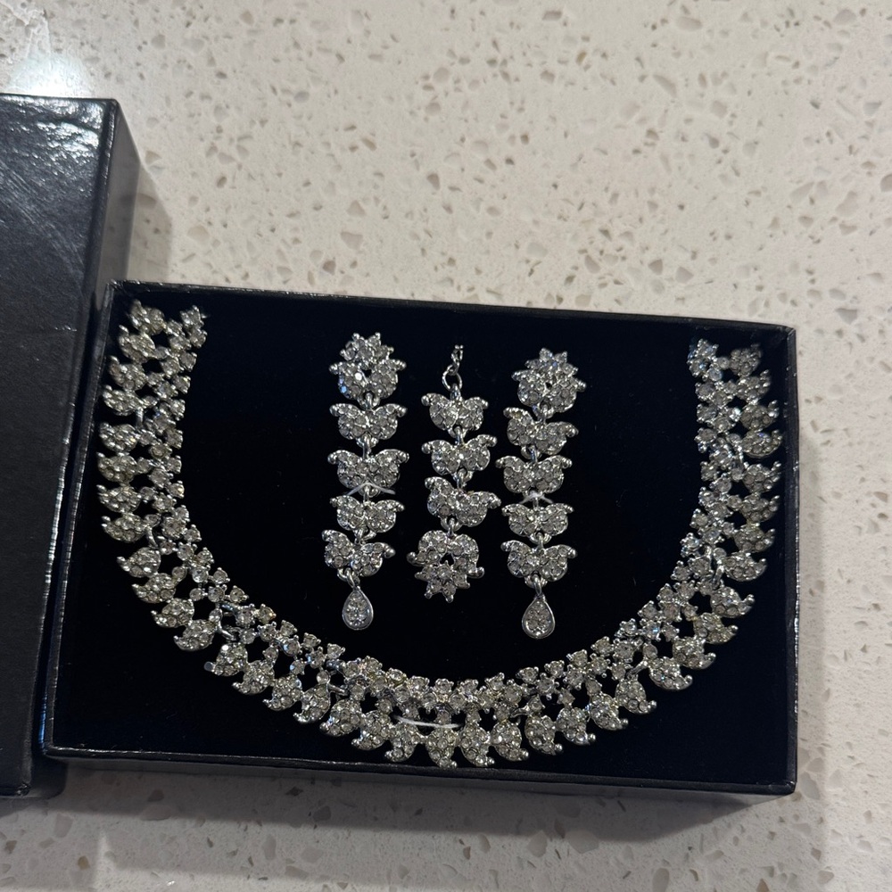 Elegant Silver Jewelry Set